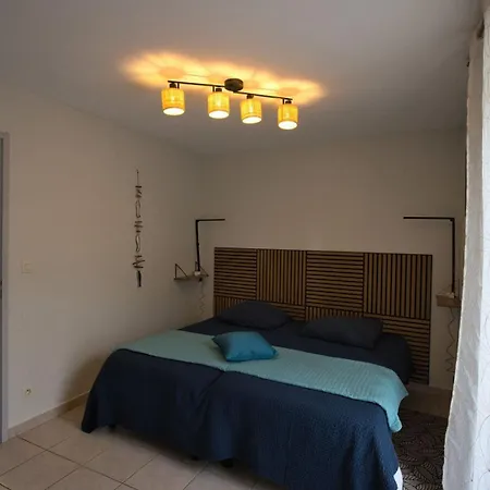 La Petite Escale: Parking Prive Et Petit Exterieur Apartamento