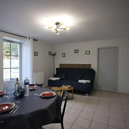 La Petite Escale: Parking Prive Et Petit Exterieur