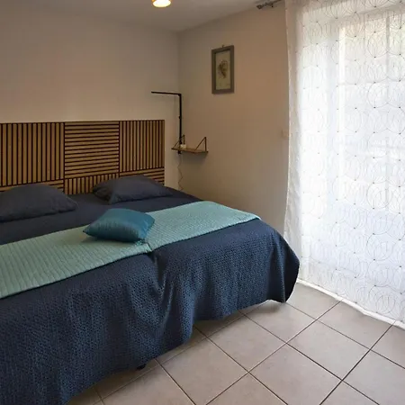 La Petite Escale: Parking Prive Et Petit Exterieur La Rochelle (Charente-Maritime)