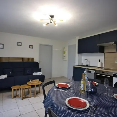 La Petite Escale: Parking Prive Et Petit Exterieur La Rochelle (Charente-Maritime)