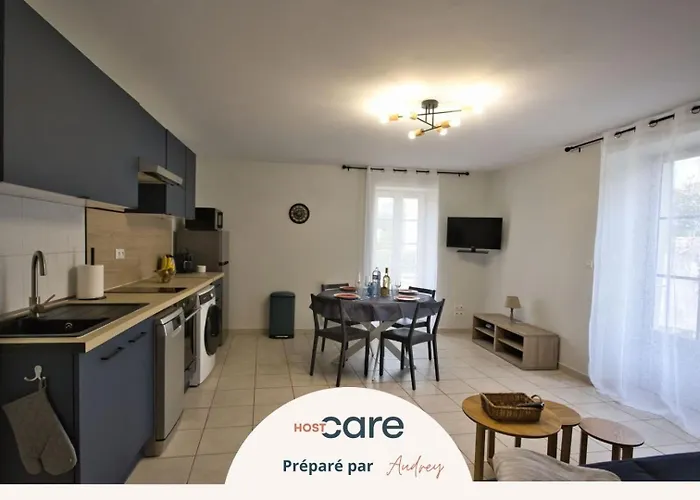 La Petite Escale: Parking Prive Et Petit Exterieur