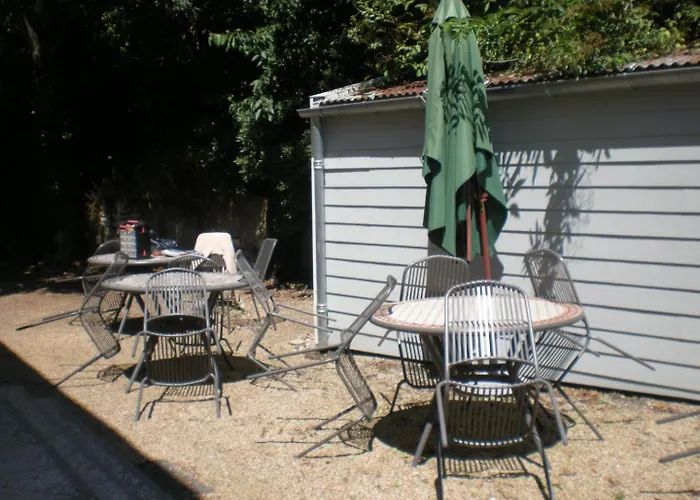 La Petite Escale: Parking Prive Et Petit Exterieur