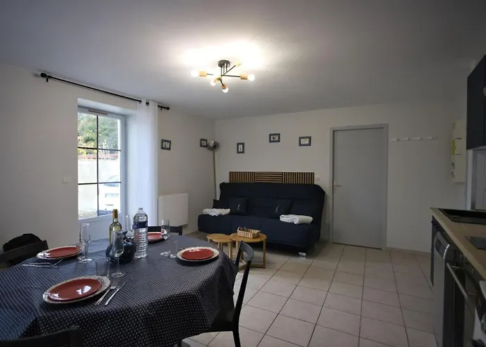 La Petite Escale: Parking Prive Et Petit Exterieur