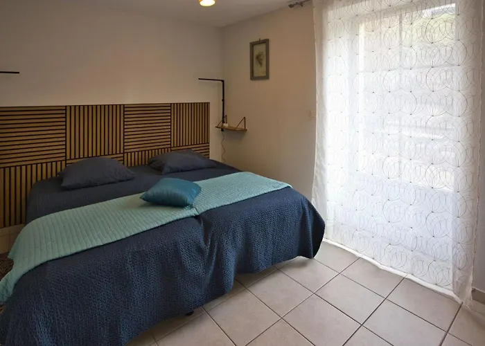 La Petite Escale: Parking Prive Et Petit Exterieur La Rochelle (Charente-Maritime)