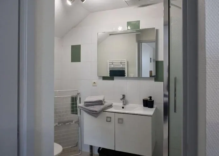 La Petite Escale: Parking Prive Et Petit Exterieur