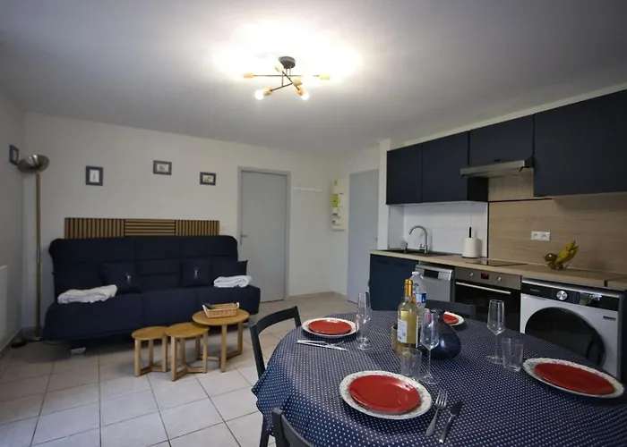 La Petite Escale: Parking Prive Et Petit Exterieur La Rochelle (Charente-Maritime)